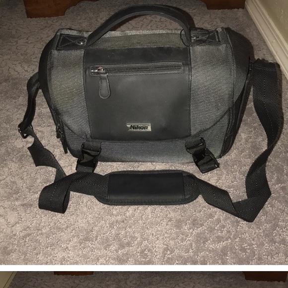 Nikon D1500 with accessories  bag and extra lense - Picture 4 of 4